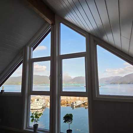 Semesterbostad Sea Breeze Waterfront Skanevik Fjordhytter *