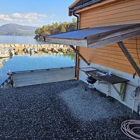 Semesterbostad Sea Breeze Waterfront Skanevik Fjordhytter
